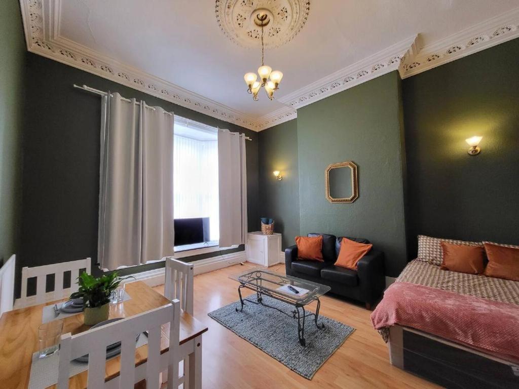 Digbeth City Centre Apartment Sleeps 12 Opposite Coach Station เบอร์มิงแฮม ภายนอก รูปภาพ